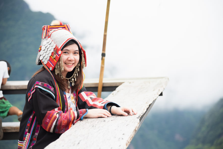 Mujer Nativa admirando las montañas en Mhong, China