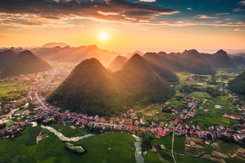 Atardecer detás de las montañas de Yangsho, China.